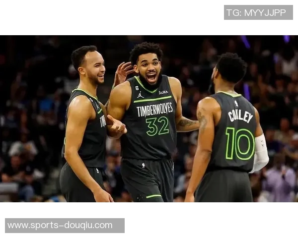 克尼佩尔第四节发力稍晚13投5中贡献14分4篮板3助攻三分球命中率不佳