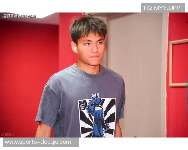 中国球迷李云赛后与李昊亲密互动展现温暖友情与宠溺之情