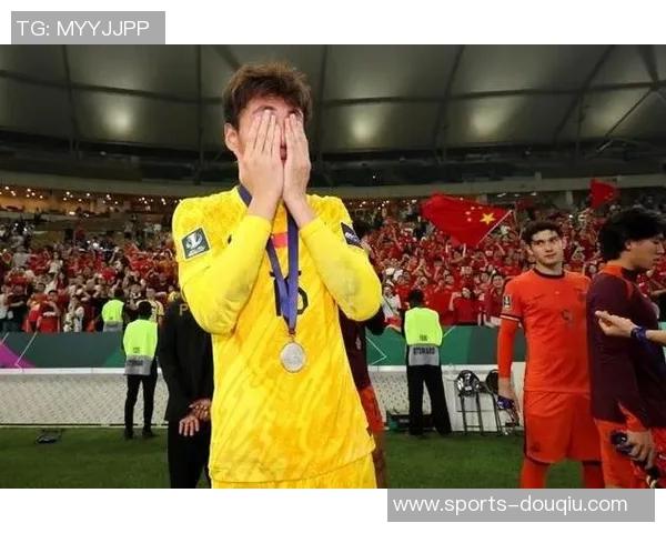 中国球迷李云赛后与李昊亲密互动展现温暖友情与宠溺之情 中国球迷李云赛后与李昊亲密互动展现温暖友情与宠溺之情